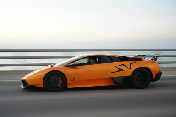 Quais são os principais fatores a considerar ao comprar um carro novo?